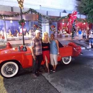 '56 Thunderbird owners with Miss Parton